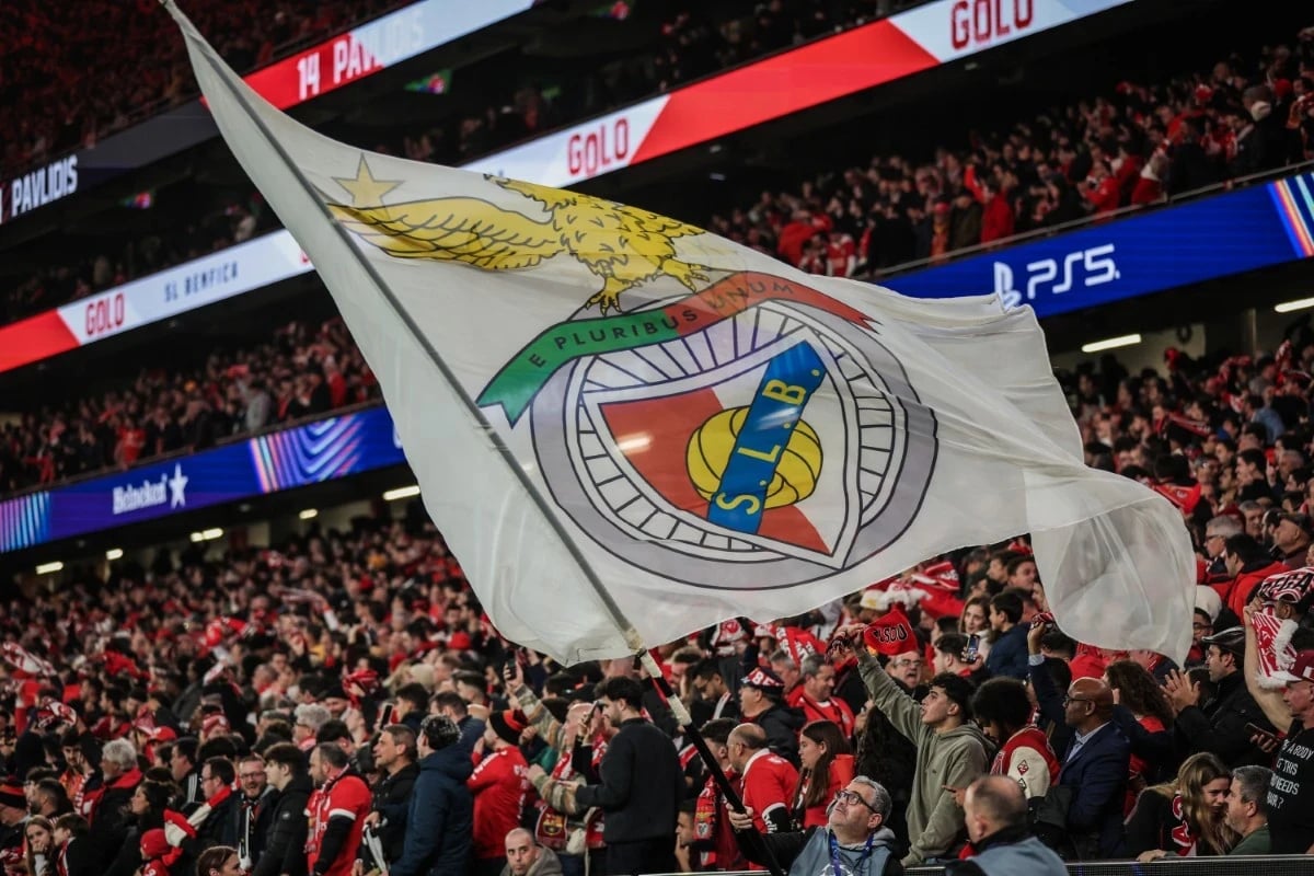 Benfica Lizbona - kibice 1 trybuny logo flaga