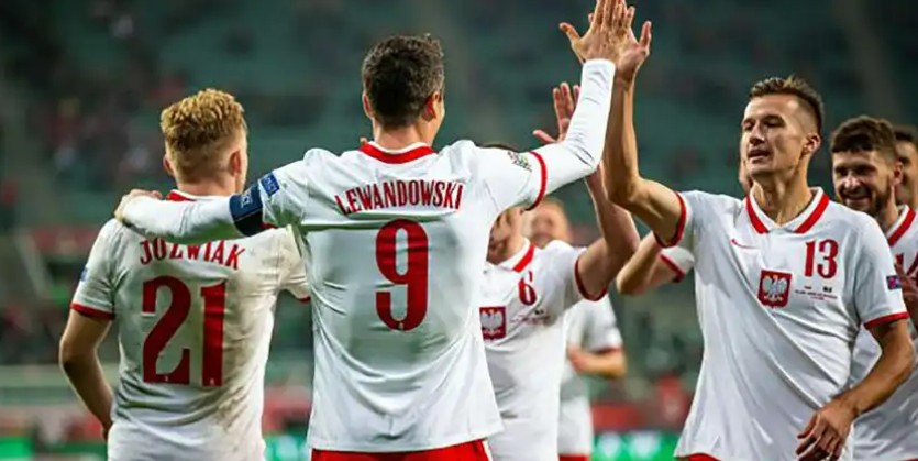 Reprezentacja Polski w piłce nożnej ma bogatą historię sięgającą 1921 roku, kiedy rozegrała swój pierwszy międzynarodowy mecz. Drużyna przeżywała okresy sukcesów na przestrzeni lat, zdobywając miejsca na podium zarówno na Mistrzostwach Świata FIFA, jak i Mistrzostwach Europy UEFA.