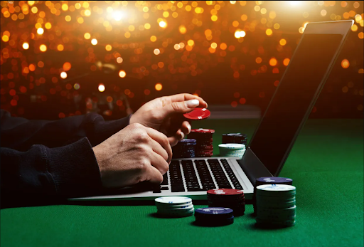 Mężczyzna gra w kasynie online na swoim laptopie