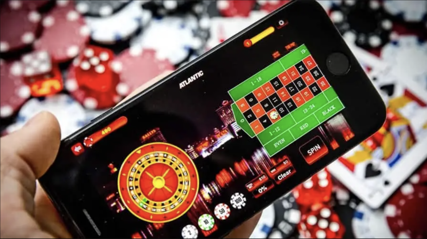 Mężczyzna gra w polskim kasynie za pomocą smartfonu