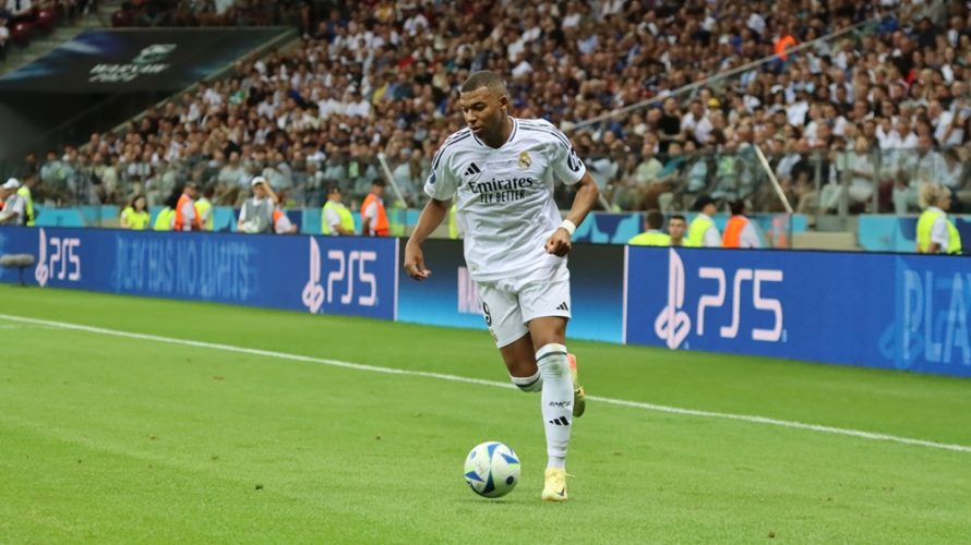 Real Madryt wygrywa z Sevillą 4:2, w meczu 37. kolejki hiszpańskiej La Liga. W pierwszej połowie meczu nie padły jeszcze żadne bramki, choć już na tym etapie mocno sytuację utrudnili sobie gospodarze. Wszystko za sprawą czerwonej kartki, którą w 12. […]