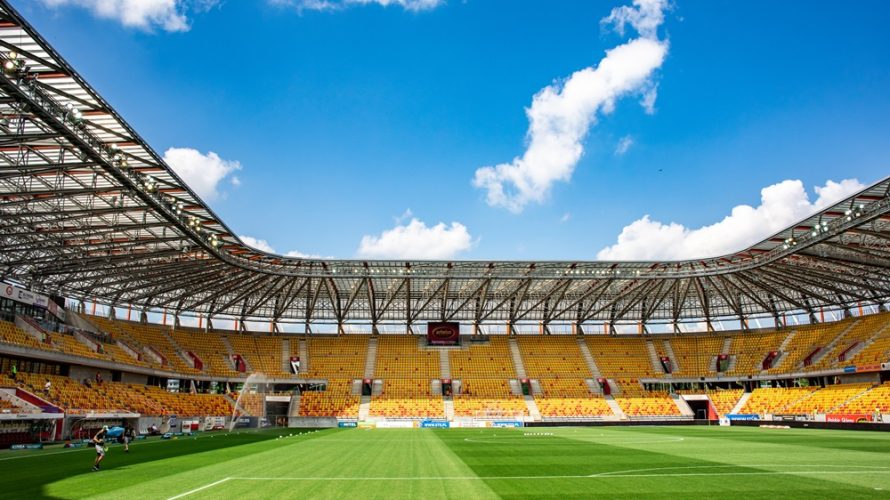 W ten weekend w TVP będziemy mieć sporo polskiego futbolu. Nadawca pokaże pięć spotkań 20. kolejki Betclic I Ligi i jedno 21. kolejki PKO Ekstraklasy. 