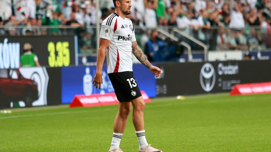 Pogoń pokonuję Legię 1:0, w meczu dziewiątej kolejki PKO BP Ekstraklasy, na stadionie w Szczecinie. Choć Legioniści zaliczyli w ostatnich tygodniach kilka udanych spotkań: chociażby efektowna wygrana nad Motorem, czy wyeliminowanie Broendby z europejskich Pucharów, ostatnie dwa spotkania w wykonaniu […]