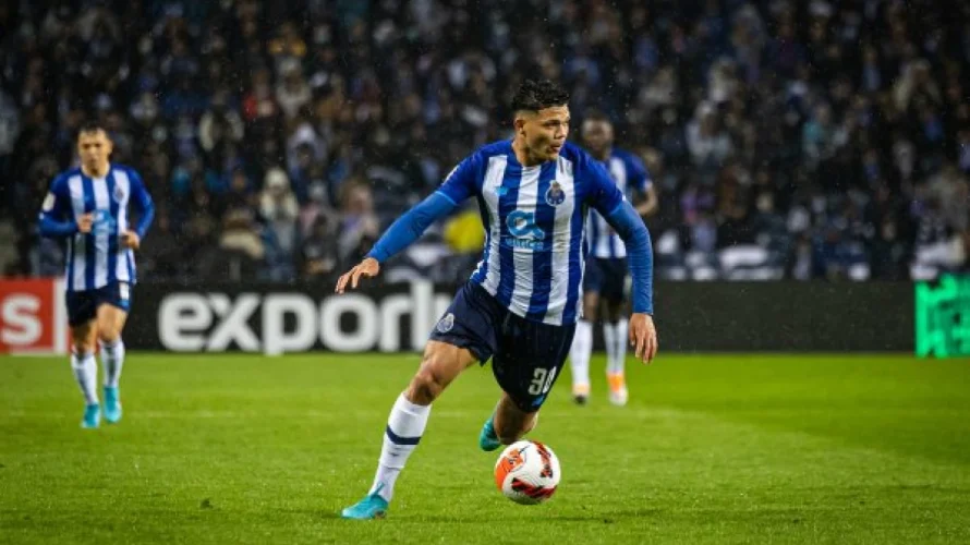 FC Porto remisuje z Al Ahly 4:4, po szalonym meczu w ramach 3. kolejki Klubowych Mistrzostw Świata. Pierwsza połowa rywalizacji przyniosła dość niespodziewane rozstrzygnięcie. Już w 15. minucie prowadzenie egipskiemu zespołowi zapewnił Abou Ali. Co prawda chwilę później Mora wyrównał […]