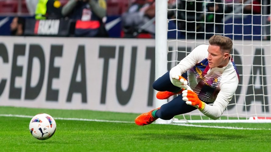 W niedzielnym meczu ligowym, w którym FC Barcelona pokonała 5:1 Villarreal, fatalnie wyglądającej kontuzji doznał bramkarz Dumy Katalonii – Marc Andre ter Stegen. Klub wydał komunikat medyczny w sprawie szczegółów urazu Niemca. Okazuje się, że 32-latek całkowicie zerwał ścięgno rzepki […]