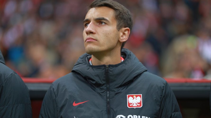 Jakub Kiwior wziął udział w poniedziałkowej konferencji prasowej reprezentacji Polski i udzielił odpowiedzi na trzy pytania. Dotyczyły one najbliższego meczu towarzyskiego z Mołdawią (6 czerwca, godz. 20:45), ostatnich meczów w Arsenalu oraz swojej przyszłości.  Reprezentacja Polski rozegra w czerwcu dwa […]