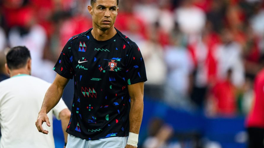 Reprezentacja Danii pokonuje na własnym terenie Portugalię 1:0, w pierwszej części dwumeczu o półfinał Ligi Narodów. Już pierwsza połowa pokazała, że możemy mieć do czynienia z dość niespodziewanym rozstrzygnięciem. Na tym etapie dużo konkretniej w ofensywie prezentowali się gospodarze, a […]