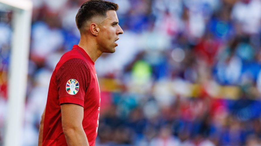Reprezentacja Polski poniosła kolejną stratę przed listopadowymi meczami z Holandią i Maltą. Jan Bednarek doznał kontuzji kolana podczas niedzielnego spotkania ligi portugalskiej pomiędzy FC Porto a Famalic&atilde;o. Drużyna Polaka wygrała 1:0, umacniając się na prowadzeniu w tabeli, jednak dla 29-letniego [&hellip;]