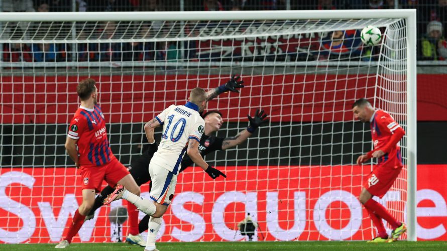W środku tygodnia Polsat pokaże cztery mecze piłkarskie. Oczywiście najciekawiej zapowiada się starcie finałowe Ligi Konferencji, w którym Betis zagra z Chelsea. Poza tym u tego nadawcy będziemy mogli obejrzeć także mecze 6. kolejki Copa Libertadores i Copa Sudamericana. 
