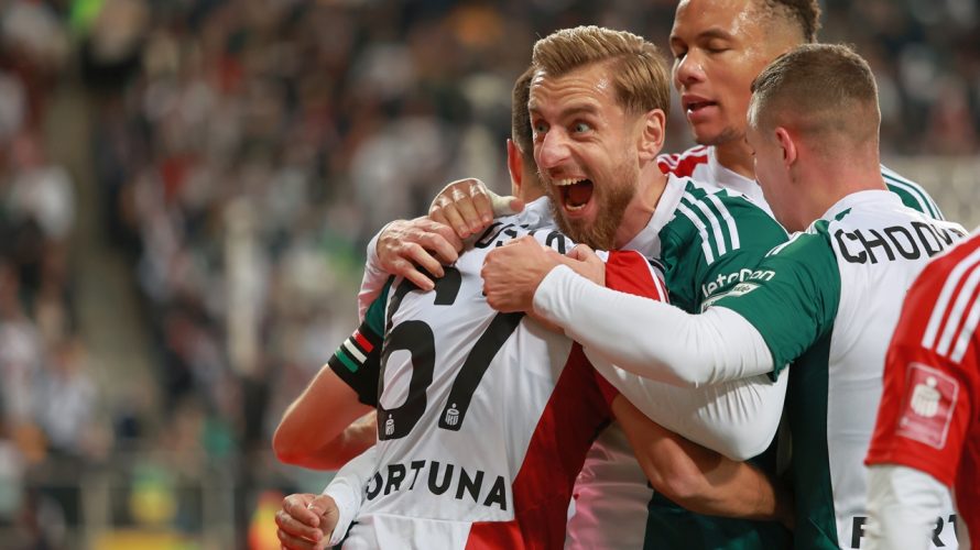 Legia Warszawa wygrywa z Jagiellonią Białystok 3:1, zapewniając sobie awans do półfinału Pucharu Polski. Pierwsza połowa zakończyła się jednobramkowym prowadzeniem Białostoczan. W 10. minucie piłkę w siatce zmieścił Chodyna, jednak arbiter dopatrzył się pozycji spalonej, natomiast 20 minut później, po […]