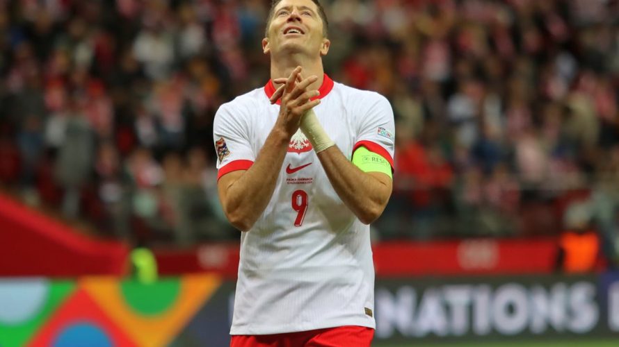 W niedziele do mediów wypłynęła informacja, która całkowicie rozsadziła nasze obecne myślenie o kadrze. Opaski kapitańskiej pozbawiony został Robert Lewandowski, który tym samym zrezygnował z gry dla kadry. Liczy jednak, że uda mu się jeszcze zagrać dla „najlepszych kibiców na […]