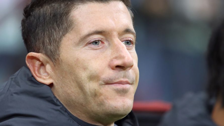 Robert Lewandowski znów znalazł się w centrum uwagi kibiców Barcelony. Po kontuzji odniesionej w spotkaniu z Celtą Vigo, fani zastanawiają się, kiedy napastnik wróci do pełni sił i znów pojawi się na boisku.