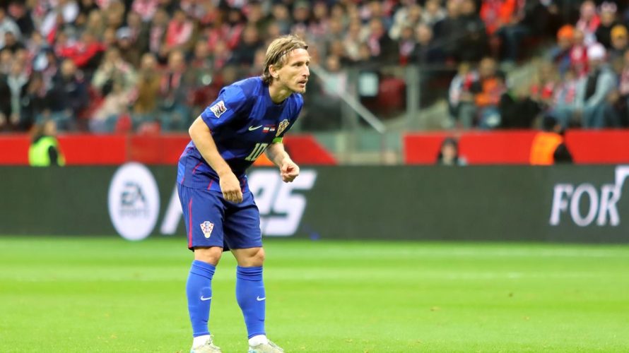 AC Milan poinformował za pośrednictwem mediów społecznościowych o podpisaniu rocznego kontraktu z Luką Modriciem. Do „Rossonerich” dołączył na zasadach wolnego transferu. Chorwat w latach 2012-2025 reprezentował Real Madryt, wyrabiając sobie w Hiszpanii status legendy. W barwach „Królewskich” rozegrał łącznie 597 […]