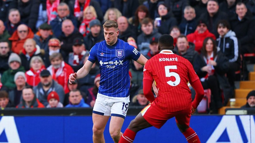 Liverpool w sobotnie popołudnie dosyć pewnie pokonał Ipswich Town 4:1 i tym samym umocnił się na pozycji lidera.