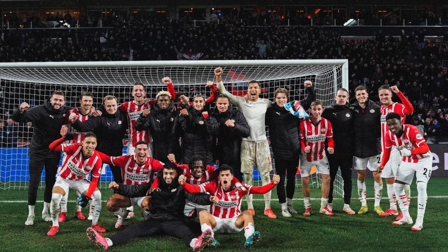 Liverpool FC przegrał środowego wieczoru z PSV Eindhoven. Remis FC Barcelony pozwala jednak drużynie Arne Slota skończyć rozgrywki na pierwszym miejscu w tabeli.
