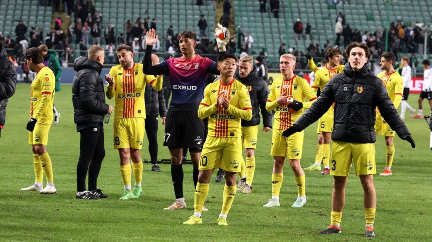 Korona Kielce ogłosiła, że Xavier Dziekoński przedłużył kontrakt z klubem do końca sezonu 2026/27. To decyzja, kt&oacute;ra cieszy kibic&oacute;w &bdquo;Ż&oacute;łto-Czerwonych&rdquo;, bo młody bramkarz odzyskał w tym sezonie miejsce między słupkami i jest jednym z kluczowych zawodnik&oacute;w zespołu Jacka Zielińskiego. 22-latek [&hellip;]