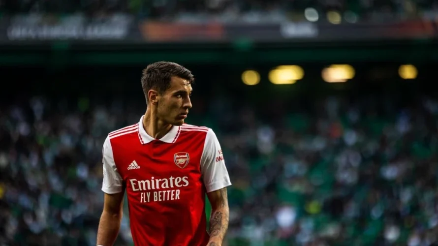 Liverpool remisuje z Arsenalem Londyn na Anfield 2:2, w hicie 36. kolejki angielskiej Premier League. Pierwsza połowa rywalizacji była dużo lepsza dla gospodarzy, którzy do przerwy wypracowali sobie dwubramkową przewagę. Wynik w 20. minucie otworzył Gakpo, a po upływie kolejnych […]