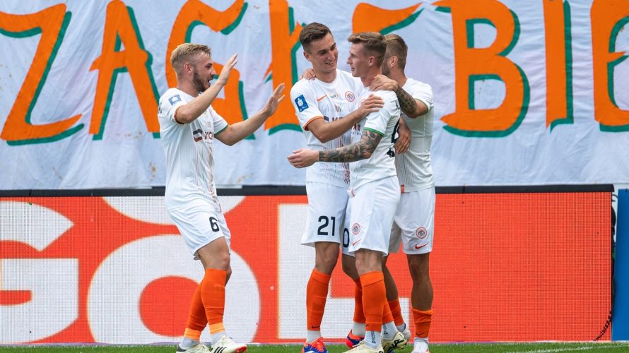 Zagłębie Lubin wygrywa z Widzewem Łódź 2:1, w meczu 32. kolejki PKO BP Ekstraklasy. Dzięki temu, zespół z województwa dolnośląskiego może być już pewny utrzymania na najwyższym szczeblu rozgrywkowym. W tym przypadku tak naprawdę cały mecz rozstrzygnął się w trakcie […]