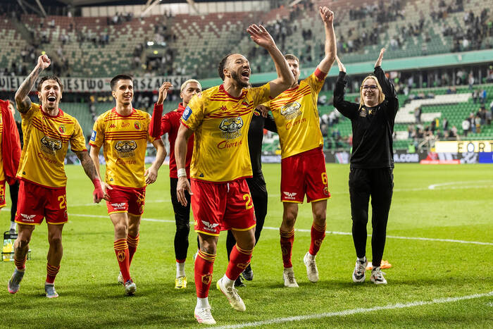 Jagiellonia Białystok pokonała 2:1 Raków Częstochowa w meczu 32. kolejki PKO Ekstraklasy. Bohaterem białostoczan został Afimico Pululu, który dwukrotnie trafił do siatki. 