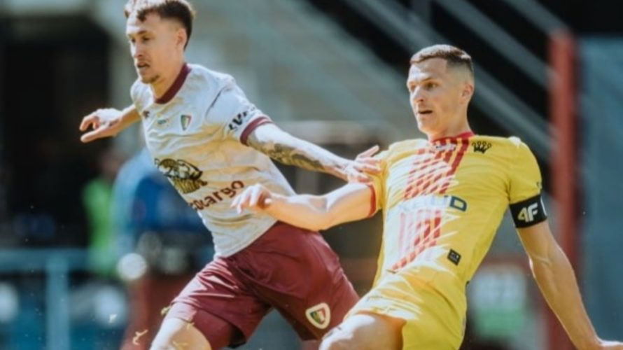 Korona Kielce nie wykorzystała szansy na czwarte wyjazdowe zwycięstwo w tym sezonie. Drużyna Jacka Zielińskiego straciła bramkę w doliczonym czasie gry i ostatecznie zremisowała z Piastem Gliwice 1:1. Od początku mecz był wyrównany, jednak ze wskazaniem na gości, którzy stworzyli […]