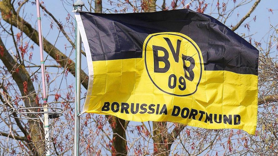 Sacha Tavolieri z portalu Sky Sport przekazał informację, że Jamie Bynoe-Gittens poinformował zarząd Borussii Dortmund o chęci opuszczenia zespołu. Klub i zawodnik mieli już dojść do porozumienia. Najbardziej prawdopodobnym scenariuszem wydaje się być transfer Anglika do Premier League. Jamie Bynoe-Gittens […]