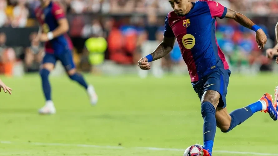 FC Barcelona pokonała 2:1 Real Valladolid w wyjazdowym meczu 34. kolejki La Liga EA Sports. Duma Katalonii wynik spotkania odwróciła po przerwie po golach Raphinhi i Fermina Lopeza.