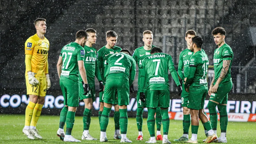 W dzisiejszej analizie przyjrzymy się nadchodzącemu meczowi pomiędzy Śląskiem Wrocław a Jagiellonią Białystok, który odbędzie się w ramach rozgrywek PKO BP Ekstraklasy. Spotkanie zaplanowano na 16 maja 2025 roku o godzinie 20:30 na Tarczyński Arena we Wrocławiu. W artykule znajdziecie […]