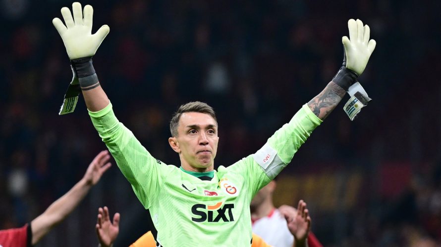 Galatasaray w sezonie 2024/2025 ponownie został Mistrzem Turcji po zaciętym boju z Fenerbahce. Jak się okazuje będzie to ostatnie trofeum wzniesione przez legendę i kapitana zespołu – Fernando Muslerę. Klub poinformował, że po sezonie opuści on Stambuł.