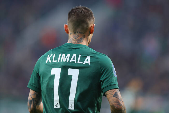 Patryk Klimasa miał być napastnikiem na lata dla Śląska Wrocław, rzeczywistość okazała się jednak wyjątkowo brutalna i szybko musiał on opuścić klub. Udał się na wypożyczenie do Sydney FC, gdzie odżył, klub jednak nie planuje jego wykupienia i po sezonie […]