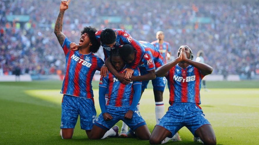 Stało się! Crystal Palace po raz pierwszy w historii zdobyło Puchar Anglii. W decydującym meczu ekipa Olivera Glasnera pokonała Manchester City 1:0 po golu Eberechiego Eze. Trzy lata wcześniej austriacki szkoleniowiec doprowadził Eintracht Frankfurt do zwycięstwa w Lidze Konferencji Europy. […]
