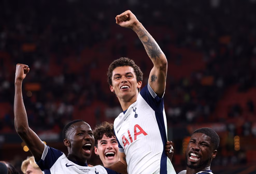 Tottenham wygrał Ligę Europy w sezonie 2024/25. W wielkim finale tych rozgrywek Koguty pokonali Manchester United 1:0 po bramce Brennana Johnsona. 