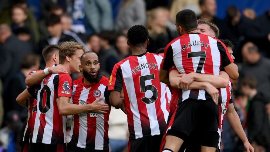 Po informacji o odejściu do Bayeru Leverkusen Marka Flekkena Brentford stanął przed trudnym zadaniem znalezienia za niego zastępstwa. Długo nie trwało „bezkrólewie” między słupkami, bo klub zdaniem The Times miał dogadać się z nowym golkiperem. To dobrze znana w Anglii […]
