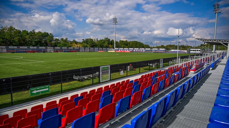 Polonia Bytom po kapitalnej drugiej części sezonu bezpośrednio awansowała do Betclic 1. Ligi. Drużyna ma teraz przed sobą trudne zadanie w postaci pozostania w rozgrywkach. Mogą przy tym pomóc transfery a jeden z nich został już oficjalnie przedstawiony.