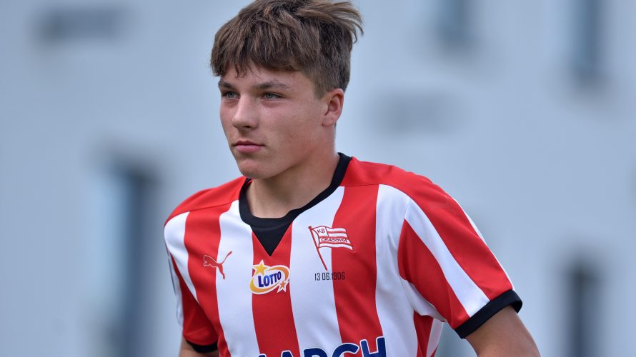Kadra Cracovii w letnim oknie transferowym zostanie nieco przebudowana. Można się spodziewać transferów do klubu, ale również kilku odejść. Portal „Weszło” poinformował, że z drużyną z Krakowa rozstanie się Filip Rózga. Utalentowany pomocnik ma trafić do zagranicznego klubu.  Filip Rózga […]