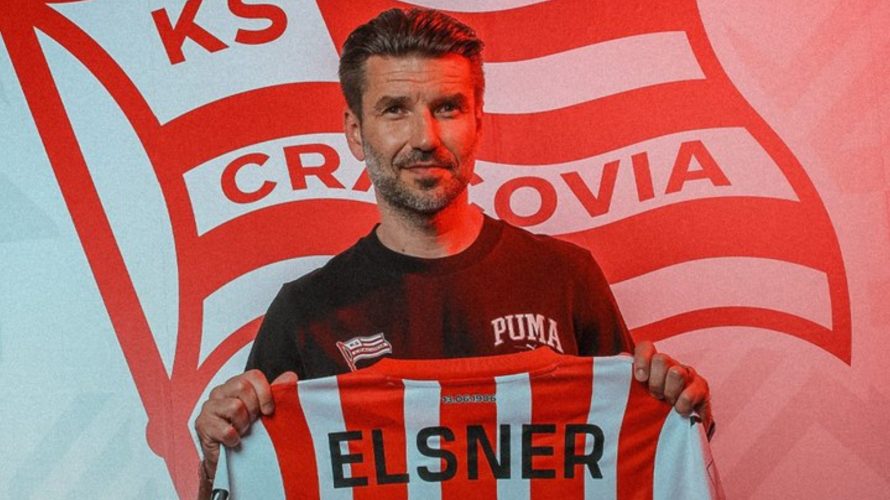 Piłkarze Cracoviii mają nowego trenera! Na środowej konferencji prasowej krakowski klub ogłosił nazwisko szkoleniowca, który zastąpi Dawida Kroczka. Cracovia podpisała z nim dwuletni kontrakt. Po kiepskiej pod względem punktowym rundzie wiosennej sezonu 2024/2025 Cracovia nie przedłużyła wygasającej umowy z Dawidem […]