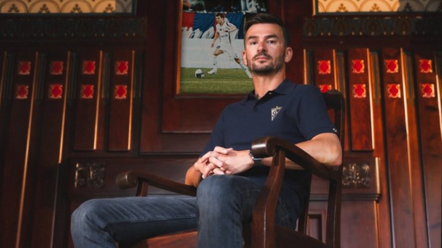 Górnik Zabrze oficjalnie poinformował, że Michal Gasparnik został nowym trenerem zespołu. Słowacki trener podpisał z 14-krotnymi mistrzami Polski dwuletni kontrakt. 43-latek ostatnio prowadził Spartaka Trnawa. Oficjalnie: Michal Gasparnik trenerem Górnika Zabrze Przez większość poprzedniego sezonu za wyniki Górnika Zabrze odpowiadał […]