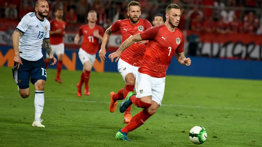 Reprezentacja Austrii wygrywa z Rumunią 2:1, w meczu eliminacji do Mistrzostw Świata. Pierwsza połowa rywalizacji to kompletna dominacja gospodarzy. Rumuni nie oddali na tym etapie żadnego celnego strzału, a Austriacy – aż siedem. Na wynik przełożyło się to w 42. […]