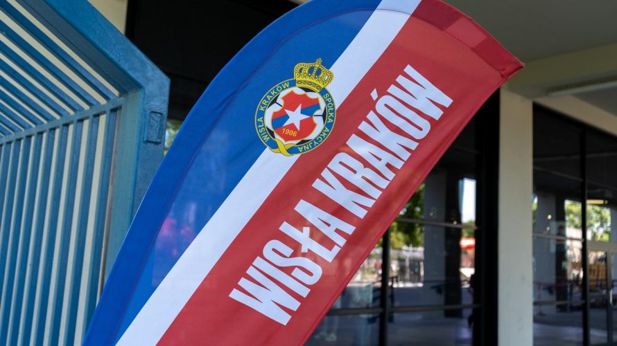 Niesamowity precedens w polskiej piłce! Do drużyny Wisły Kraków dołączył jako członek zarządu i akcjonariusz wieloletni prezes Liverpoolu! Czy to początek nowej drogi obranej przez „Białą Gwiazdę”?