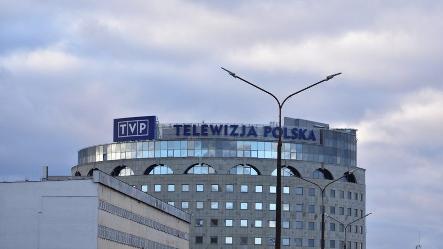 W ten weekend w TVP będziemy mogli zobaczyć trzy spotkania piłkarskie. Publiczny nadawca pokaże towarzyskie starcie reprezentacji Polski kobiet z Ukrainą, a także finały Euro U19 kobiet i Euro U21 mężczyzn. 