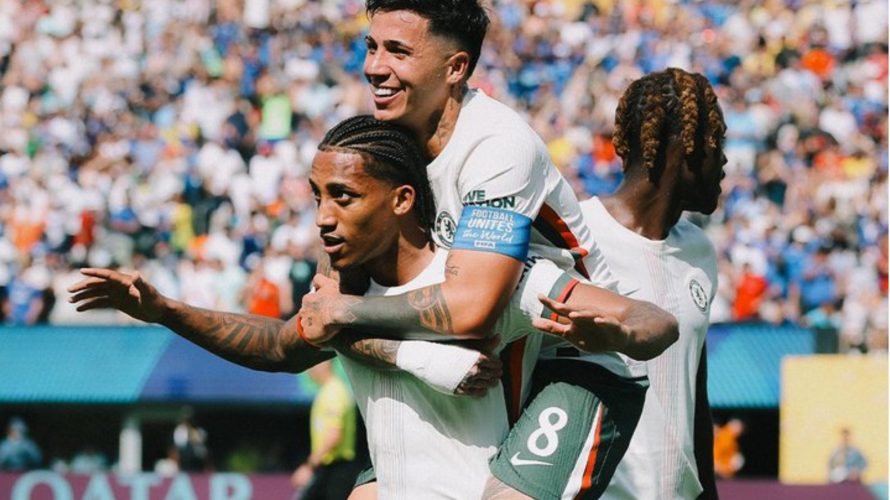 Chelsea pierwszym finalistą Klubowych Mistrzostw Świata. We wtorek drużyna prowadzona przez Enzo Mareskę pokonała 2:0 Fluminense FC 2:0 po dublecie Joao Pedro. Tak Fluminense i Chelsea spisywały się w fazie pucharowej W fazie pucharowej piłkarze Fluminense pokonali Inter Mediolan (2:0) […]