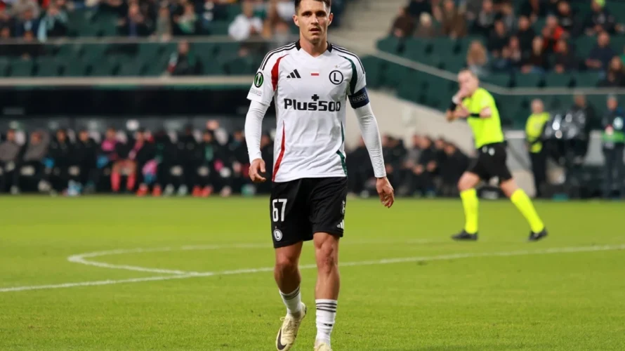 Nieobecność Bartosz Kapustka w kadrze Legii Warszawa na ligowy mecz z Radomiakiem Radom wzbudziła sporo pytań wśr&oacute;d kibic&oacute;w. Jak wyjaśnił przed kamerami Canal+ trener Marek Papszun, pomocnik nie był dostępny z powodu kontuzji. Szkoleniowiec poinformował, że 29-latek doznał urazu podczas [&hellip;]