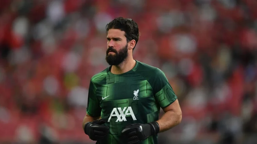 Alisson Becker nie znalazł się w 21-osobowej kadrze Liverpoolu na pierwszy mecz 1/8 finału Ligi Mistrz&oacute;w z Galatasaray w Stambule. Bramkarza w wyjściowym składzie zastąpi Giorgi Mamardashvili. Pow&oacute;d nieobecności Alissona Alisson wziął udział w porannym treningu przed wylotem do Stambułu, [&hellip;]