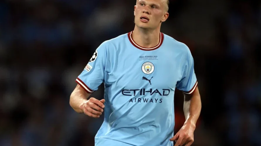 Erling Haaland strzelił zwycięskiego gola, Manchester City pokonał u siebie Arsenal 2:1 na stadionie Etihad i wyraźnie złapał wiatr w żagle w rywalizacji o mistrzostwo Premier League. Lider tabeli stracił część przewagi &ndash; po porażce Arsenalu r&oacute;żnica zmalała z dziewięciu [&hellip;]