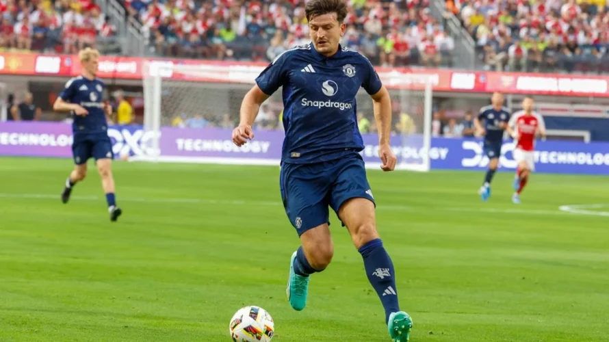 Środkowy obrońca Manchesteru United Harry Maguire jest bardzo bliski podpisania nowej, rocznej umowy z klubem, kt&oacute;ra ma opcję jednostronnego przedłużenia o kolejny sezon. Zawodnik ma zgodzić się na znaczną redukcję wynagrodzenia z około 180 tys. do około 100 tys. funt&oacute;w [&hellip;]