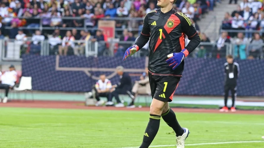 Bayern Monachium potwierdził, że Manuel Neuer zmaga się z naderwaniem wł&oacute;kien mięśniowych. Klub nie sprecyzował, kiedy dokładnie bramkarz będzie m&oacute;gł wr&oacute;cić do trening&oacute;w i gry. Mimo upływu lat Neuer nadal pozostaje filarem bawarskiej drużyny między słupkami. Do Bayernu trafił w [&hellip;]