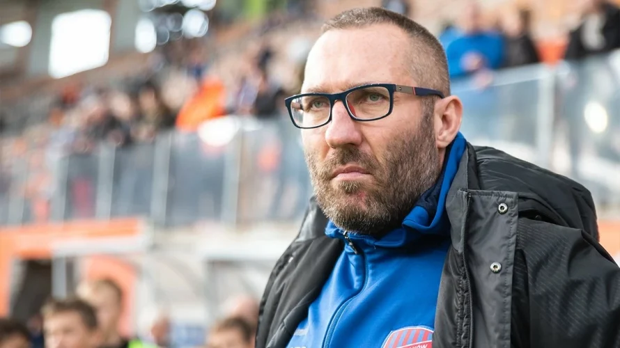 Legia Warszawa oficjalnie poinformowała, że od 19 grudnia trenerem pierwszej drużyny został Marek Papszun. Podpisano umowę, kt&oacute;ra będzie obowiązywać do końca sezonu 2027/28. Zaszły też zmiany w strukturze zarządczej klubu. Już od kilku tygodni było jasne, że Legia Warszawa prowadzi [&hellip;]