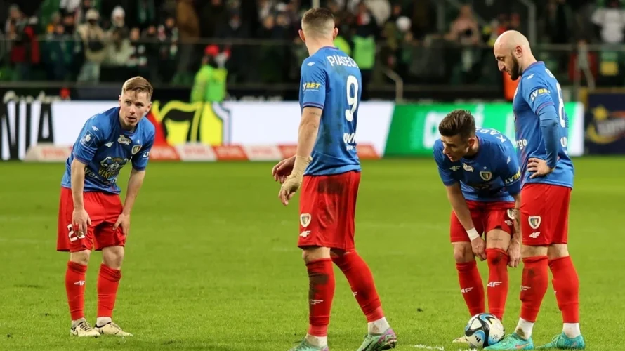 Oto skr&oacute;t wideo meczu Jagiellonia Białystok &ndash; Piast Gliwice, w kt&oacute;rym obejrzeć można gole, najciekawsze akcje i najlepsze sytuacje bramkowe. Mecz Jagiellonia Białystok &ndash; Piast Gliwice został rozegrany w sobotę 14.03.2026 o godzinie 14:45. Spotkanie zakończyło się wynikiem 1:2 dla [&hellip;]