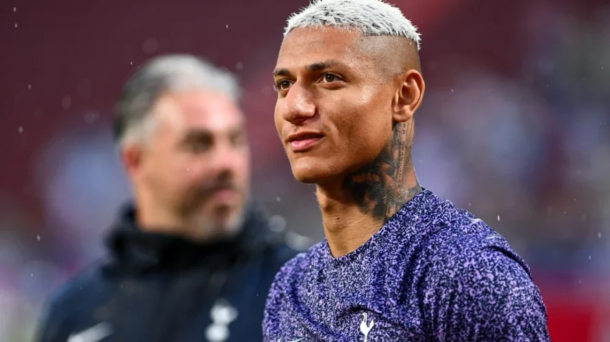 Przedstawiam oficjalne składy na mecz (wyjściowe jedenastki) drużyn Tottenham i Brighton. Spotkanie rozpocznie się o 18:30 w sobotę 18.04.2026 na stadionie Tottenham Hotspur Stadium w Londynie. Tottenham &ndash; Brighton oficjalne składy Tottenham Anton&iacute;n Kinsk&yacute;, Micky Van De Ven, Kevin Danso, [&hellip;]