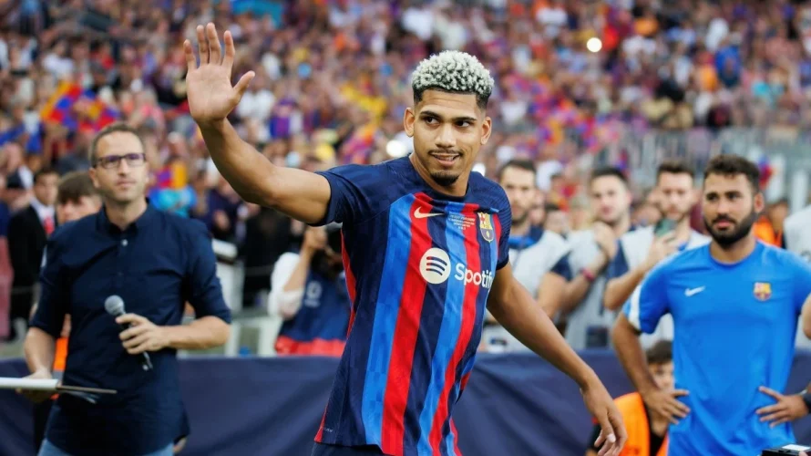 Ronald Araujo jest coraz bliżej powrotu na boisko. Jak przekazał Fabrizio Romano, stoper FC Barcelony wznowił treningi z resztą zespołu po miesięcznej przerwie, kt&oacute;rą odbył ze względ&oacute;w osobistych. Absencja Urugwajczyka była następstwem bardzo trudnego okresu. Punktem zapalnym okazało się spotkanie [&hellip;]