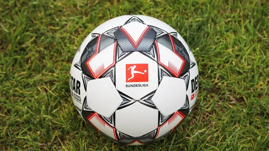 Kacper Potulski znalazł się w gronie największych pozytywnych zaskoczeń obecnego sezonu Bundesligi. Prestiżowy niemiecki magazyn &bdquo;Kicker&rdquo; uznał 18-letniego Polaka za objawienie zespołu Mainz w trwających rozgrywkach. Wyr&oacute;żnienie zostało przyznane przy okazji podsumowania pierwszej części sezonu 2025/26. Redakcja &bdquo;Kickera&rdquo; wskazała odkrycie [&hellip;]